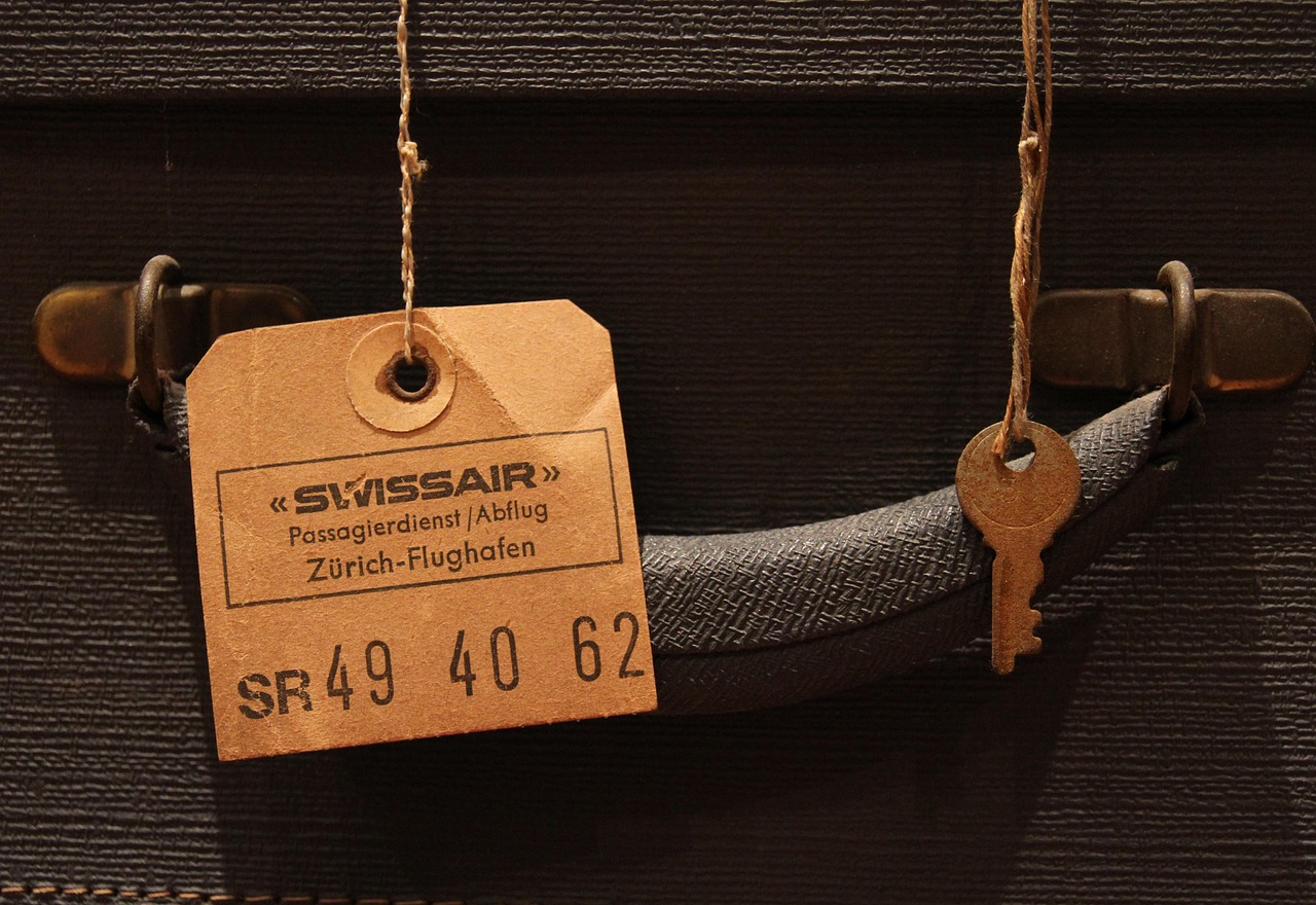 Making a black suitcase findable